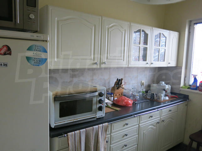 Apartment with two separate entrances, basement, garage and exit to garden
Apartment with two separate entrances, basement, garage and exit to garden