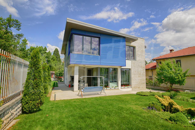 Two-storey house with southeastern exposure Two-storey house with southeastern exposure
