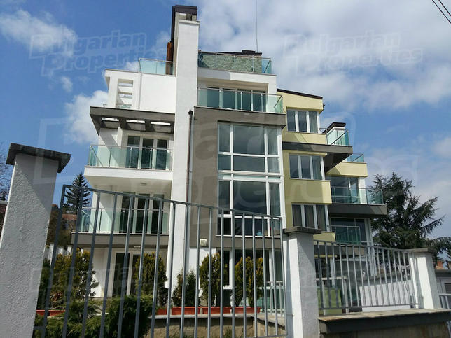 Spacious apartment in well-maintained building with prestigious location Spacious apartment in well-maintained building with prestigious location