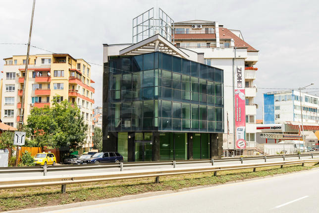 Office building with ground-floor shop - communicative location and excellent visibility Office building with ground-floor shop - communicative location and excellent visibility