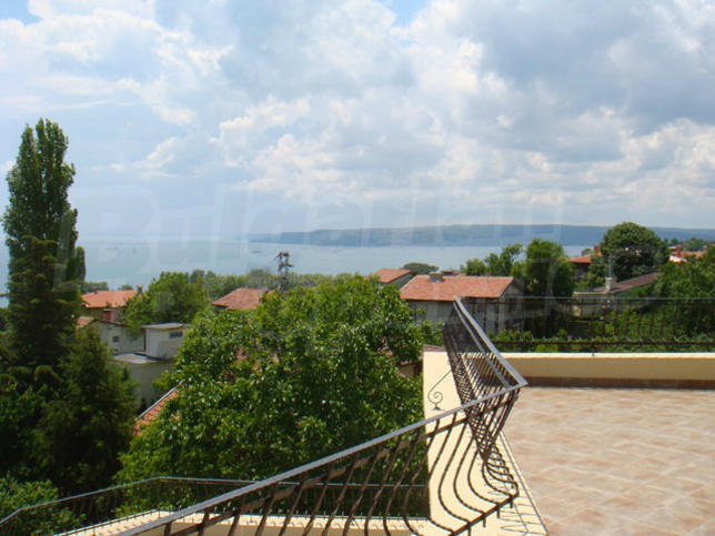 Stylish, spacious apartment in a gated complex
Stylish, spacious apartment in a gated complex