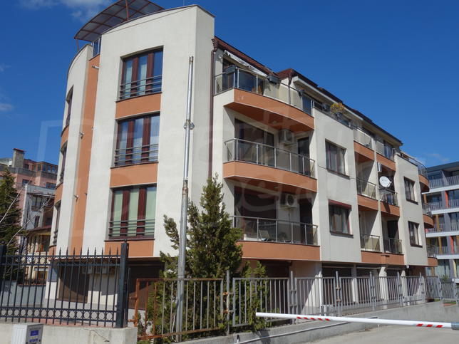 Spacious home with easy access to key boulevards in the capital Spacious home with easy access to key boulevards in the capital