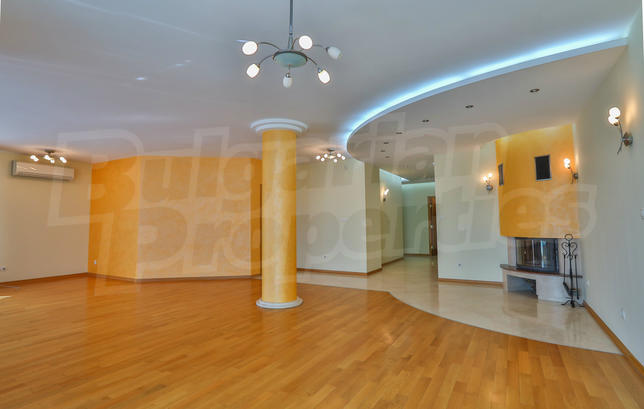 Spacious sunny apartment near metro station, embassies and universities
Spacious sunny apartment near metro station, embassies and universities
