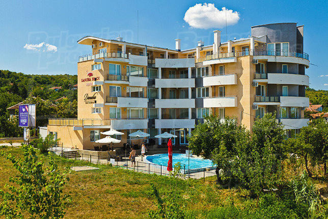Comfortable home with direct access to the outdoor swimming pool, next to the Danube river Comfortable home with direct access to the outdoor swimming pool, next to the Danube river