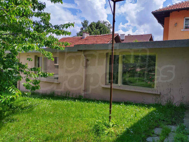 Business property with 4 parking spaces in prestigious district of Sofia Business property with 4 parking spaces in prestigious district of Sofia