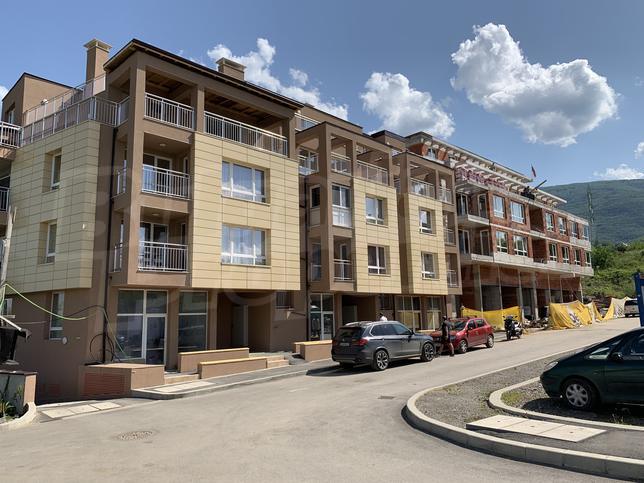 Просторно жилище с две спални в нова сграда с детска площадка Просторно жилище с две спални в нова сграда с детска площадка