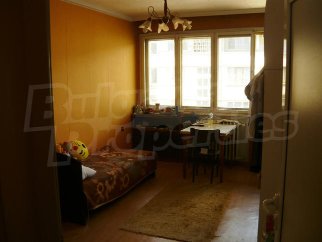 Two-bedroom apartment in the center with south-north exposure Two-bedroom apartment in the center with south-north exposure
