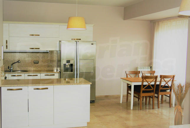 Sunny, panoramic apartment in gated-type building with free parking Sunny, panoramic apartment in gated-type building with free parking