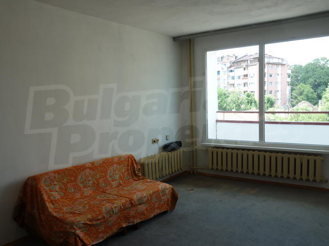 Apartment with convenient layout close to school and university Apartment with convenient layout close to school and university