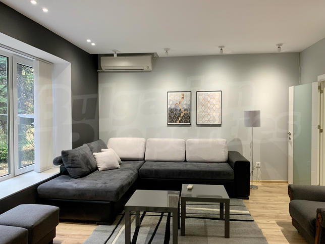 Renovated apartment with parking space in the top center near universities
Renovated apartment with parking space in the top center near universities
