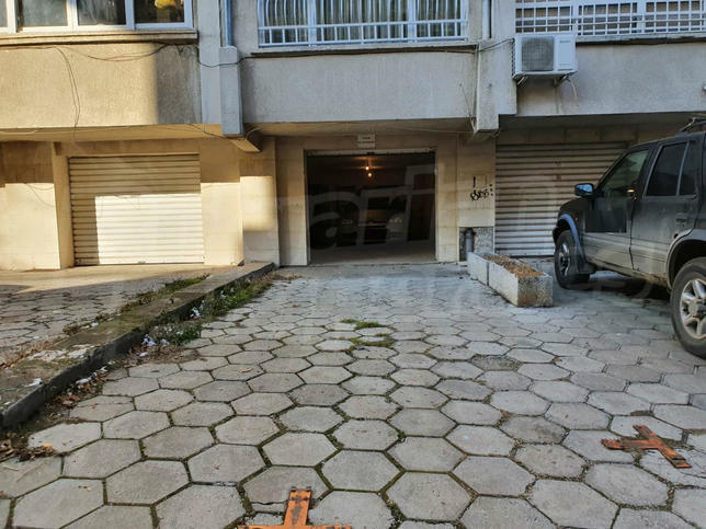 Гараж с рафтове, вода, електричество и ТЕЦ до булевард, парк, университети Гараж с рафтове, вода, електричество и ТЕЦ до булевард, парк, университети
