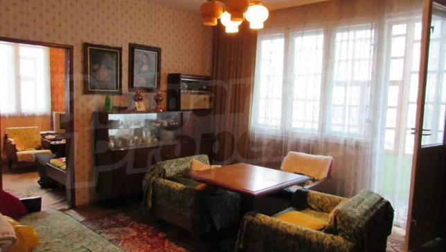 Spacious apartment with large cellar and attic
Spacious apartment with large cellar and attic