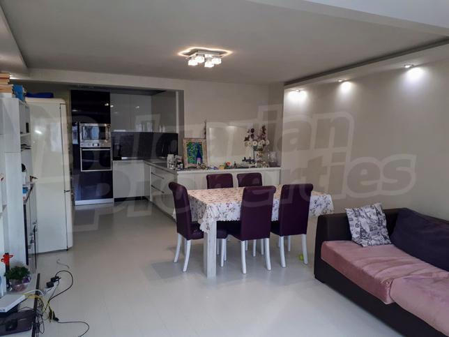 Furnished apartment near public transport and schools
Furnished apartment near public transport and schools