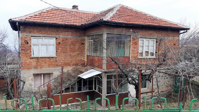 Селски имот с добър потенциал в подножието на Сакар планина Селски имот с добър потенциал в подножието на Сакар планина